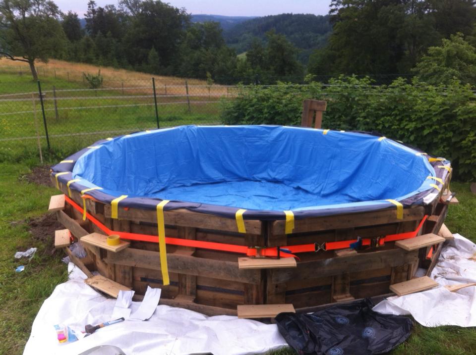 Swimming-Pool-made-out-of-pallets-4