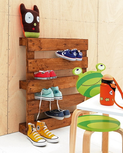 A-simple-wooden-pallet-has-slits-that-perfectly-fit-shoes.