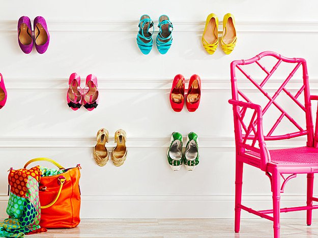 Hang-molding-on-the-walls-to-create-a-pretty-shoe-display