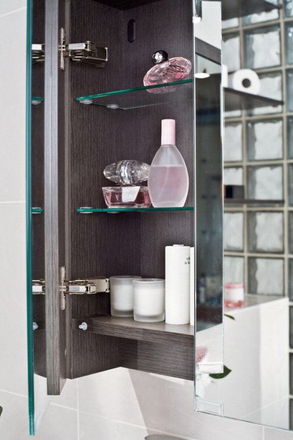 Harmonious-Japanese-Style-Bathroom-Decoration-Ideas-in-Classic-and-Practical-Mirror-and-Shelves
