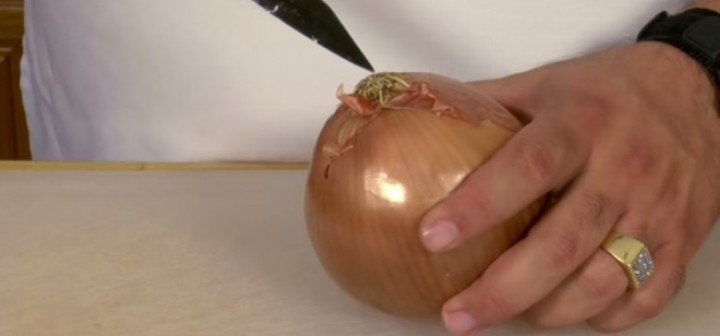 How-to-Cut-Onions-Without-Crying-e1437090994470