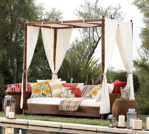 Romantic-Outdoor-Canopy-Beds-1